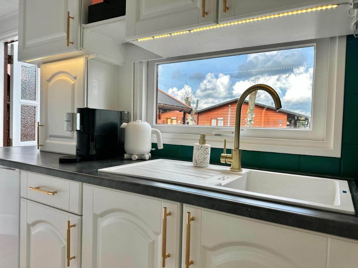 Gezellig Chalet Met 2 Slaapkamers En Zicht Op Het Water Erm Exteriér fotografie